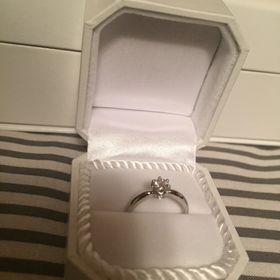 【4℃ BRIDAL(ヨンドシーブライダル)の口コミ】 彼女がディズニーが好きなため。
デザインが美女と魔獣をモチーフにした可…