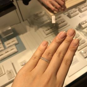 【Ponte Vecchio(ポンテヴェキオ)の口コミ】 プラチナのストレートタイプのシンプルな指輪です。
真ん中にダイヤがあり…