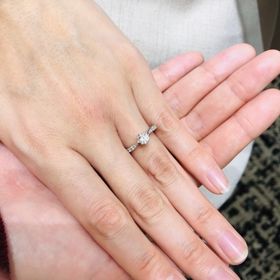 【ラザール ダイヤモンド(LAZARE DIAMOND)の口コミ】 曲線的なデザインを探している中で出会ったデザインです。サイドのメレも…