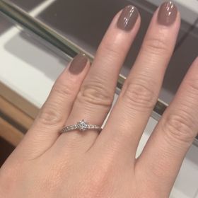 【銀座ダイヤモンドシライシの口コミ】 デザインがとにかく素敵でした。真ん中のダイヤの周りに埋め込みのダイヤ…