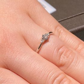 【アイプリモ(I-PRIMO)の口コミ】 私が試着させていただいたヴィオラは、数ある婚約指輪のデザインの中でも…