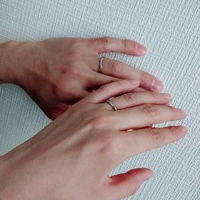 【銀座ダイヤモンドシライシの口コミ】 宝石が主張しすぎるのは好きではないため、当初宝石なしのシンプルな指輪…