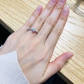 【BIJOUPIKO(ビジュピコ)の口コミ】 真ん中の石が4点止めのでサイドにダイヤが入っているデザインを探していた…