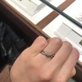 【銀座ダイヤモンドシライシの口コミ】 この指輪は、大きなダイヤの両サイドに小さなダイヤを並べることで、存在…