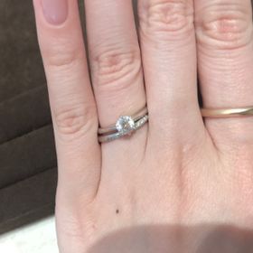 【BIJOUPIKO(ビジュピコ)の口コミ】 細身でストレート斜めダイヤが素敵です。メンズはピンクゴールドですがカ…