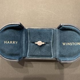 【ハリー・ウィンストン(Harry Winston)の口コミ】 ブライダルリングの三大ブランドだったので選びました！真ん中のダイヤと…