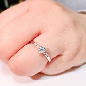 【ラザール ダイヤモンド(LAZARE DIAMOND)の口コミ】 指輪のデザインが気に入ったのと何よりダイヤモンドの美しさにこのお店し…
