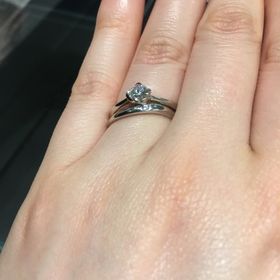 【銀座ダイヤモンドシライシの口コミ】 ウェーブの地金に一粒ダイヤモンドが付いたシンプルなデザインです。どこ…