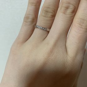 【GALA JEWELRY(ガラジュエリー)の口コミ】 まず、デザインはななめにダイヤが入ってるものがいい！と言っていたので…