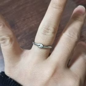 【ケイウノ ブライダル(K.UNO BRIDAL)の口コミ】 まっすぐではないデザインで、主人ともペアのデザイン。石もおしゃれで上…