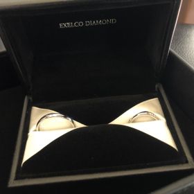 【エクセルコダイヤモンド(EXELCO DIAMOND)の口コミ】 ❰デザイン❱
S字やV字ではなく真っ直ぐの形にしました。
１周ダイヤモンド…