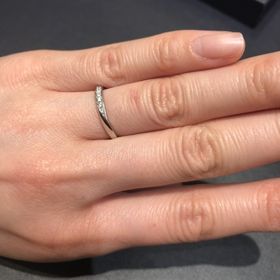 【ラザール ダイヤモンド(LAZARE DIAMOND)の口コミ】 毎日着けるものだからこそTPOを選ばない、飽きがこないことを意識した、シ…