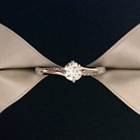 【エクセルコダイヤモンド(EXELCO DIAMOND)の口コミ】 シンプルだけれど他には無いようなデザインを求めて、出会ったのがこの指…