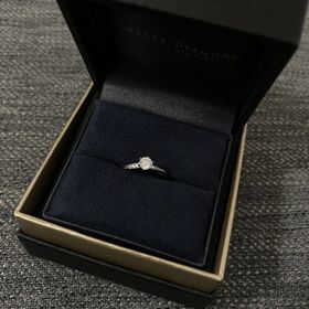 【ラザール ダイヤモンド(LAZARE DIAMOND)の口コミ】 王道のソリティアより、少しデザインがついて他の人と差が出るデザインを…