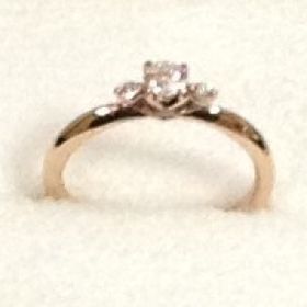 【LUCIE(ルシエ)の口コミ】 シンプルだけど安っぽくないデザインで探しました。マリッジリングとの重…