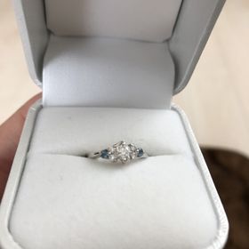 【Only You(オンリーユー)の口コミ】 大きなダイヤモンドの両脇に、控えめにアクアマリンを使用しており、とて…