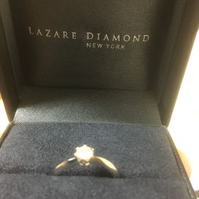 【ラザール ダイヤモンド(LAZARE DIAMOND)の口コミ】 シンプルなリング、受け部分が花柄のようになっている。リング裏に記念日…
