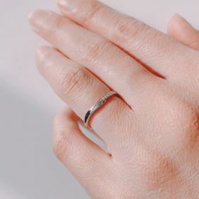 【俄(にわか)の口コミ】 最初はよりストレートなラインのリングを考えていましたが、色々と試着し…