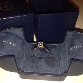 【ハリー・ウィンストン(Harry Winston)の口コミ】 リングのセット部がhusbundとwifeのHとMになっていたことと、最高峰のブラ…