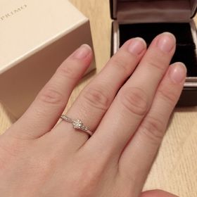 【アイプリモ(I-PRIMO)の口コミ】 この指輪は夫が選んでくれたものです。真ん中には大粒でキラキラと輝くダ…