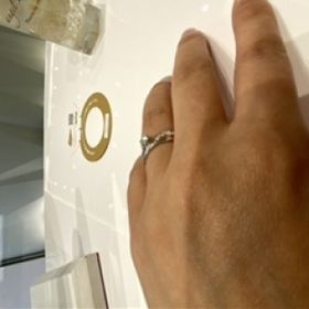 【4℃ BRIDAL(ヨンドシーブライダル)の口コミ】 サプライズで婚約指輪をもらい、セットのリングを選びました。デザインも…