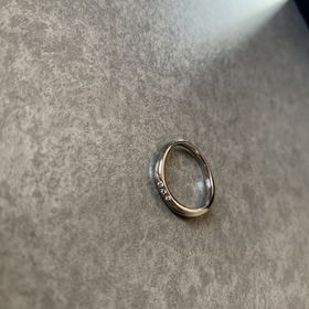 【銀座ダイヤモンドシライシの口コミ】 真ん中の上と下にダイヤがありそれがどの角度からみてもキラキラ輝いてい…