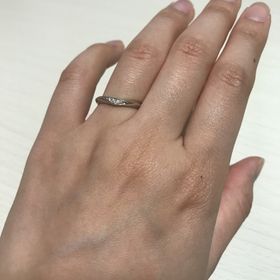 【ラザール ダイヤモンド(LAZARE DIAMOND)の口コミ】 シンプルながらに柔らかいラインのフォルムがとても良いです。あまり華美…