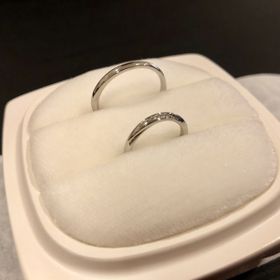 【俄(にわか)の口コミ】 細身のデザインで、指につけた時の見え方が綺麗な指輪を探していました。…