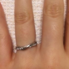 【STAR JEWELRY(スタージュエリー)の口コミ】 普通のかまぼこ型ではなく、少し変わったデザインがよかったので、ハーフ…