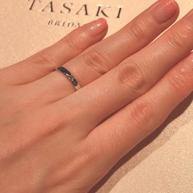 【TASAKI(タサキ)の口コミ】 シンプルなストレートラインで真ん中に一粒ダイヤがあるデザインです。ダ…