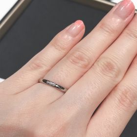 【ラザール ダイヤモンド(LAZARE DIAMOND)の口コミ】 ストレートタイプに3つの埋め込みダイヤが入ったデザインです。プラチナ部…