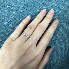 【Foulason(フレゾン)の口コミ】 ダイヤが入っている、幅が細い、という基準でいくつか試着をした結果、一…