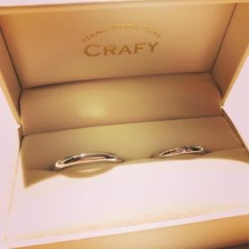 【CRAFY(クラフィ)の口コミ】 素材は初めからプラチナで決めていました。
お店側のサービスで誕生石3つ…