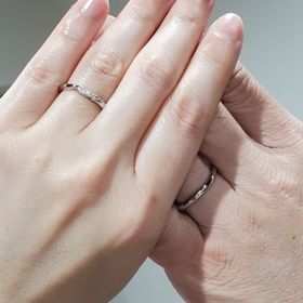 【銀座ダイヤモンドシライシの口コミ】 細めで繊細なデザインが素敵だと思いました。ダイヤは控えめですが輝きは…