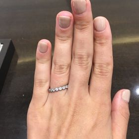 【LUCIE(ルシエ)の口コミ】 ダイヤの形がクッキリ分かるエタニティリングです。
エタニティリングで色…