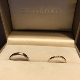【PRIMA PORTA(プリマポルタ)の口コミ】 デザインを見てこれに決めました。細身で、指に馴染みの良い指輪です。色…