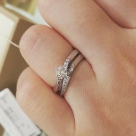 【Mariage ent(マリアージュエント)の口コミ】 カーブのラインがきれいなリングを探しており、希望通りのデザインだった…