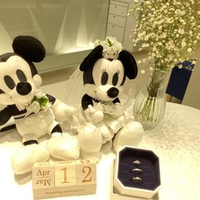 【4℃ BRIDAL(ヨンドシーブライダル)の口コミ】 カーブがかった指輪が好みで探していましたが、男性はやはり少しカーブに…