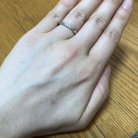 【銀座ダイヤモンドシライシの口コミ】 ダイヤの輝き具合が丁度良かったです。指が短いのですが短い指でも気にせ…