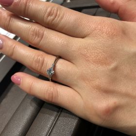 【アイプリモ(I-PRIMO)の口コミ】 5つくらい指輪を試着して、シンプルだけど豪華に見えるタイプの指輪を選び…