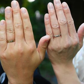 【AbHeri(アベリ)の口コミ】 私はもともと石なしで金属光沢のあるシンプルな結婚指輪が理想でした。と…