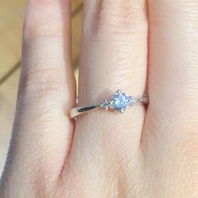 【ジュエリーKANDAの口コミ】 ダイヤに向かって細くなるデザインなので、ダイヤが大きく見えて良さが際…