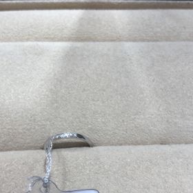 【KIRIYA BRIDAL(宝石の桐屋)の口コミ】 丸みのあるプラチナ素材の指輪で、真ん中部分にダイヤが埋め込まれている…