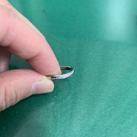 【ラザール ダイヤモンド(LAZARE DIAMOND)の口コミ】 流れるようなダイヤモンドがキレイです。主人との結婚指輪でとても気に入…