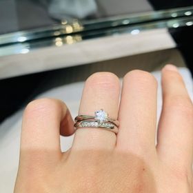 【ラザール ダイヤモンド(LAZARE DIAMOND)の口コミ】 ストレートリングですが、斜めにダイヤモンドが並んでるので、指が長く見…