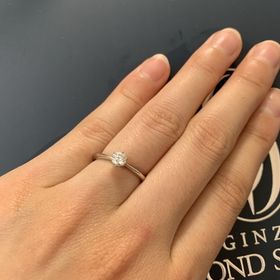 【銀座ダイヤモンドシライシの口コミ】 リングの幅が狭く、指が長く見えました。ダイヤモンドも何点か見せていた…