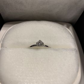 【俄(にわか)の口コミ】 シンプルだけどわたしたちらしさがある指輪にしたくて選びました。俄の指…