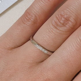 【アイプリモ(I-PRIMO)の口コミ】 細めの指輪を所望されていたのでこちらの商品となりました。中に小さいで…