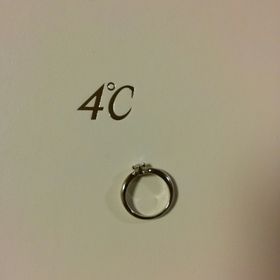 【4℃ BRIDAL(ヨンドシーブライダル)の口コミ】 シンプルなデザインを探して数件見て回ったのですが最も気に入ったデザイ…