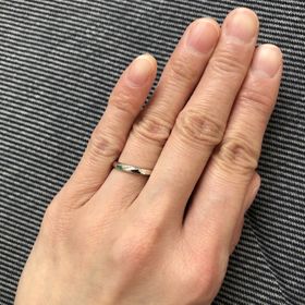 【銀座ダイヤモンドシライシの口コミ】 初めは細い指輪を探していましたが、年齢を経ても付けることが出来るデザ…